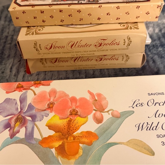 Four sets of Christmas Avon soaps, plus orchid soap selling altogether - Picture 4 of 8